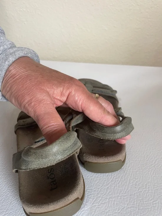 Taos Women's Green Leather Sandals. Good Condition. Size 6. - Picture 7 of 10